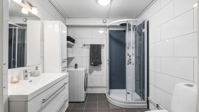 Rommet har varmekabler i gulvet og opplegg for vaskemaskin.