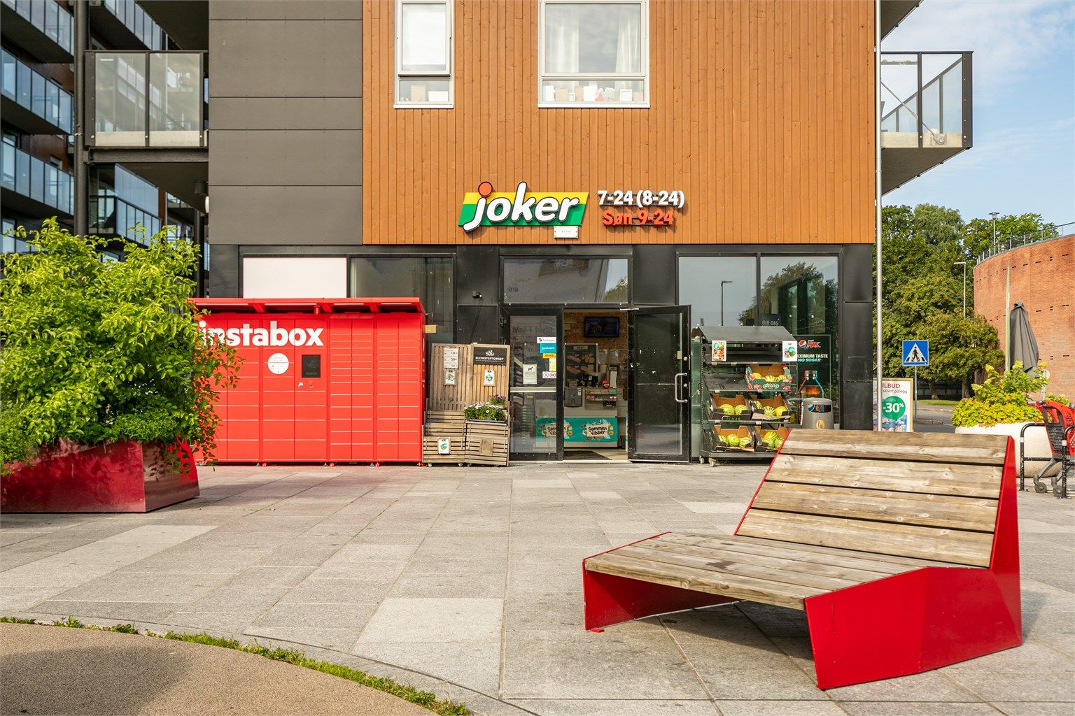 Dagligvarehandelen gjøres enkelt hos Joker, kun et par minutters gange unna.