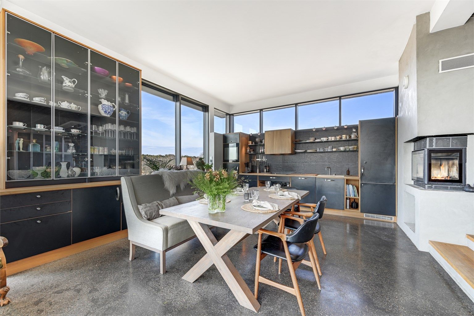 Kjøkkenet er utstyrt med plassbygget innredning med glatte fronter, benkeplate av heltre, integrert kjøleskap, oppvaskmaskin, platetopp og stekeovn, samt kjøkkenventilator med avtrekk ut