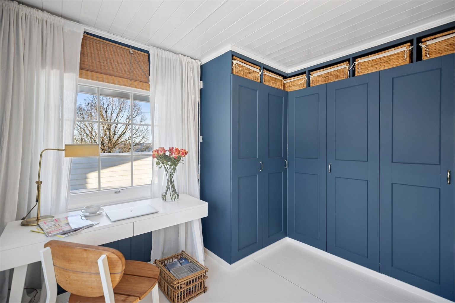 Et stort integrert garderobeskap gir rikelig med plass til klær og sko. 