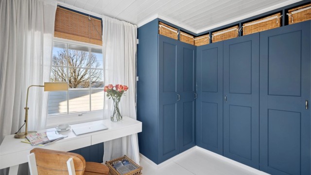 Et stort integrert garderobeskap gir rikelig med plass til klær og sko.