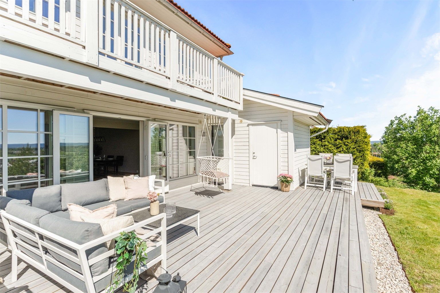 Fra stuen har du direkte utgang til en stor markterrasse på 39m².