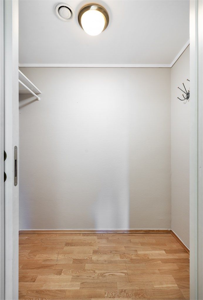 Praktisk innvendig bod med god plass til oppbevaring - adkomst fra gang