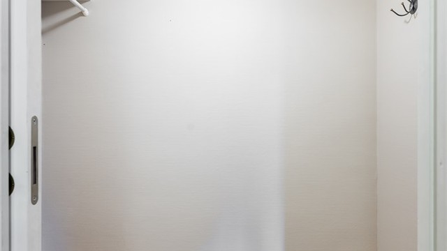 Praktisk innvendig bod med god plass til oppbevaring - adkomst fra gang