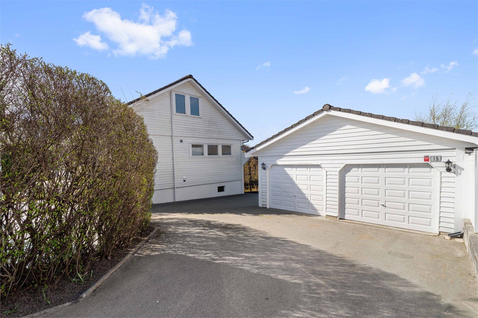 Eiendommen har en stor dobbel garasje i tillegg til gode parkeringsmuligheter på egen tomt.
