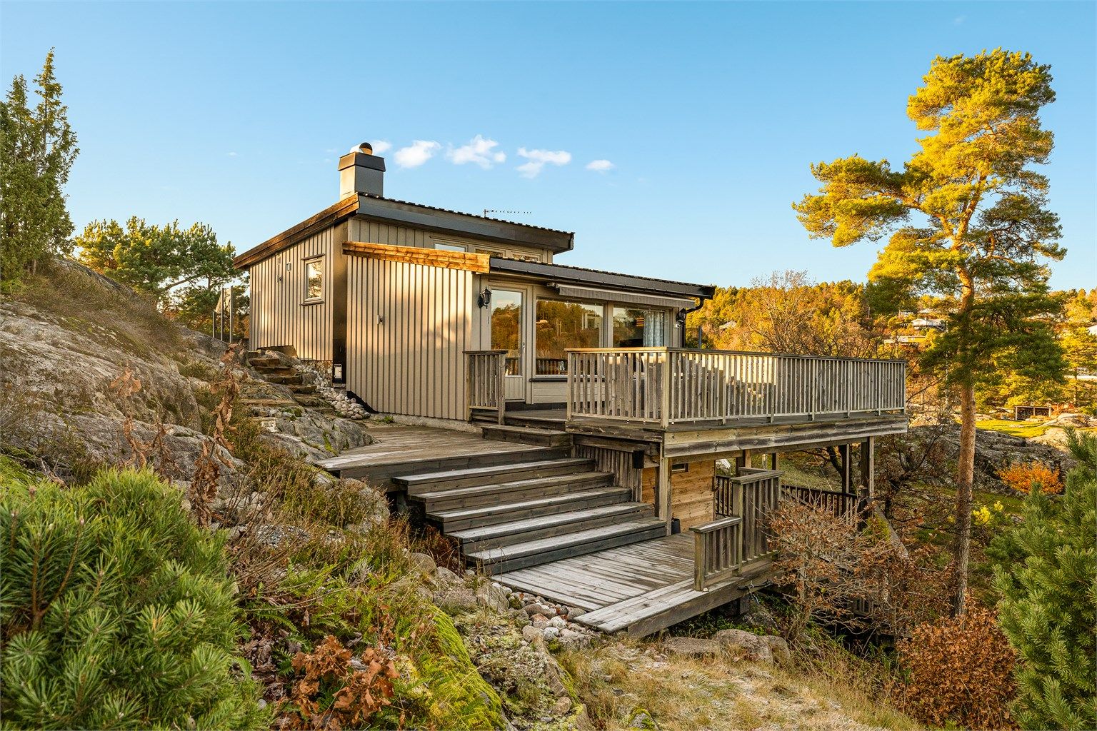 Hytta ligger fint på et høydedrag med fin sjøutsikt.