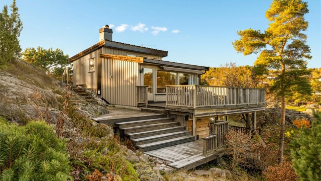 Hytta ligger fint på et høydedrag med fin sjøutsikt.