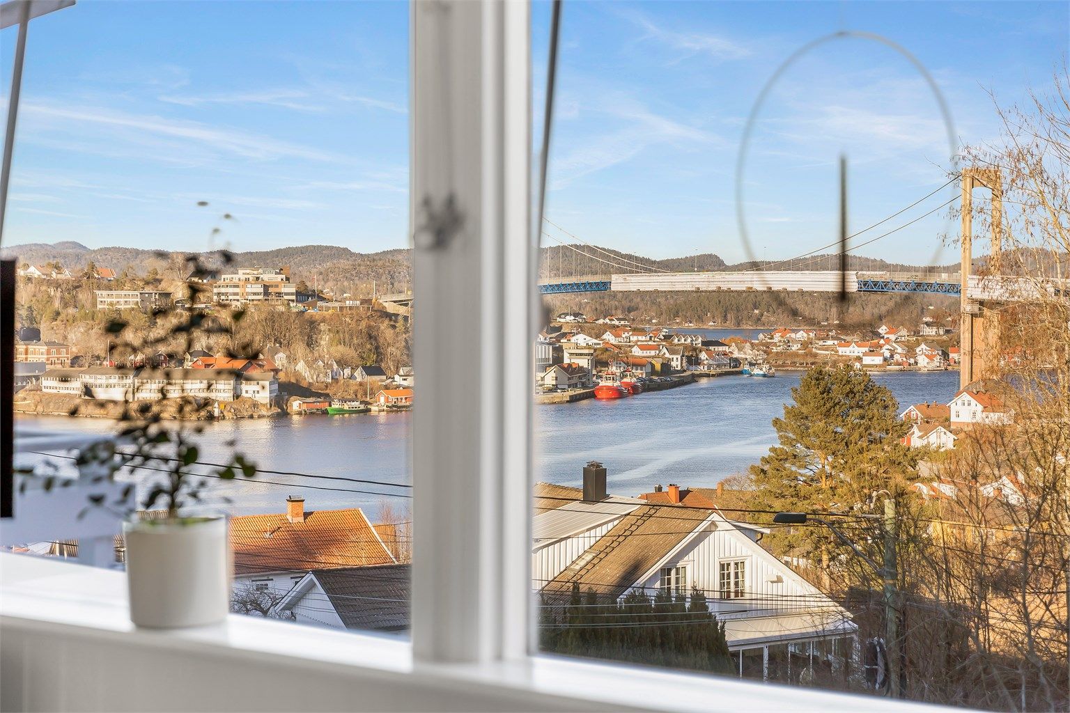 Utsikten fra stua er behagelig og det er alltid noe å følge med på.