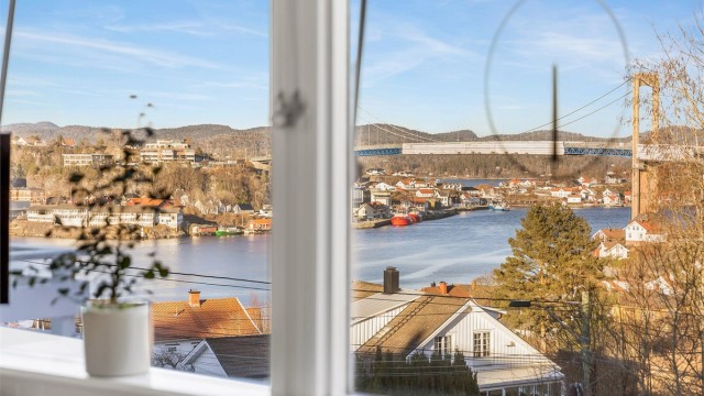 Utsikten fra stua er behagelig og det er alltid noe å følge med på.