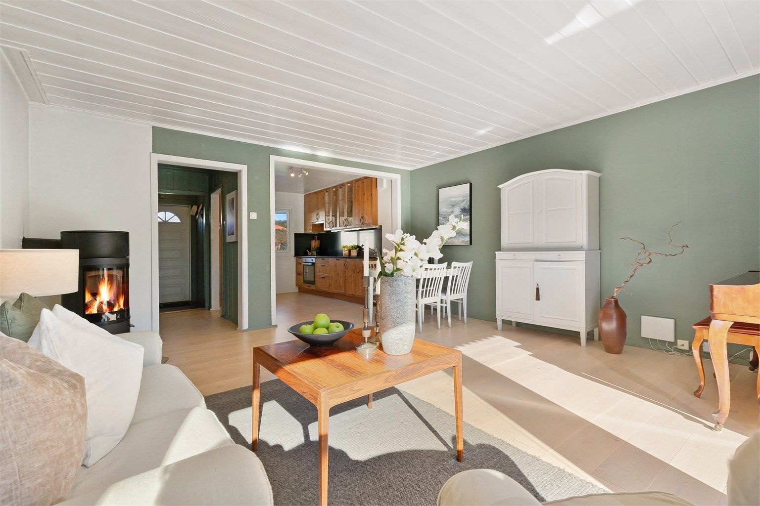 Planløsningen legger til rette for at familien kan være samlet, selv om man holder på med ulike aktiviteter.