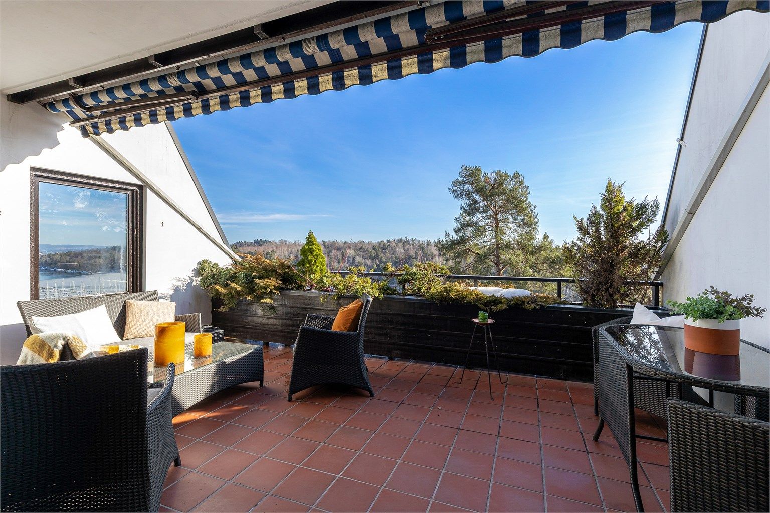 Fra stuen er det utgang til balkong.