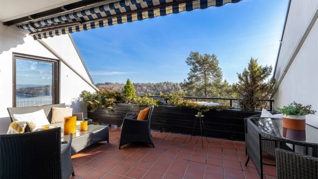 Fra stuen er det utgang til balkong.