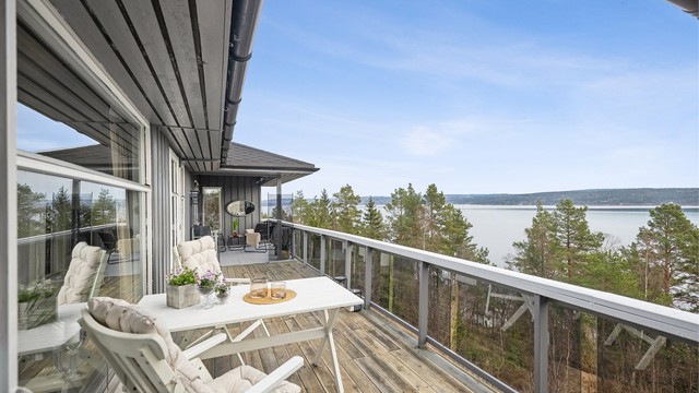 Stor og flott veranda med gode møbleringsmuligheter og en vidstrakt fjordutsikt. Her er alt lagt til rette for å tilbringe sommerhalvåret utendørs.