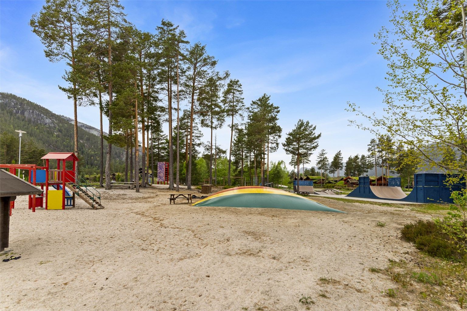 Rett ved leiligheten ligger et allsidig lekeområde for barn.