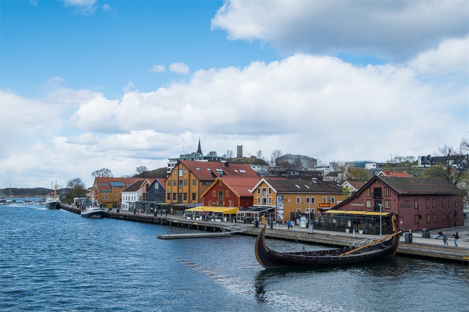 Tønsberg brygge med sitt yrende folkeliv er bare en kort spasertur unna.