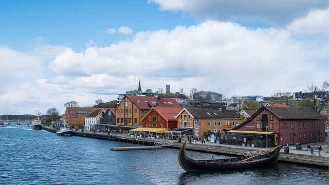 Tønsberg brygge med sitt yrende folkeliv er bare en kort spasertur unna.