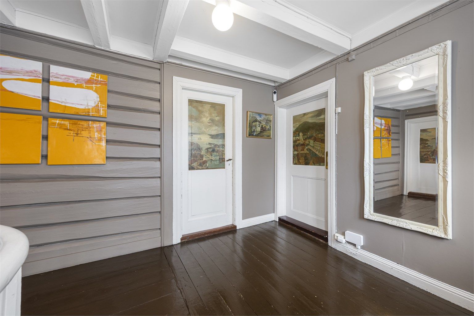 Unike, restaurerte tredører dekorert med malerier fra Arendalsmaleren Fredrik Terkelsen.  