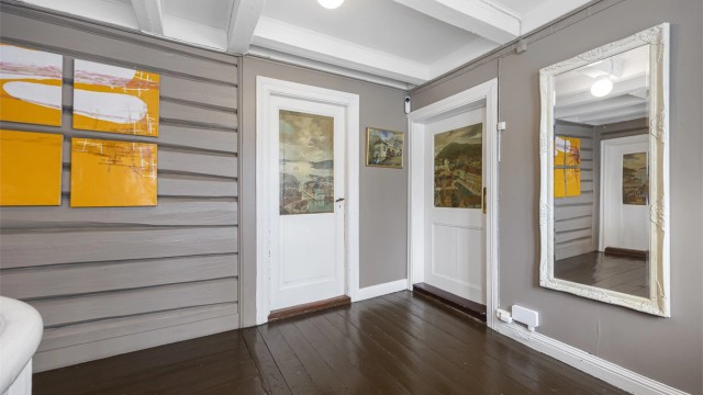 Unike, restaurerte tredører dekorert med malerier fra Arendalsmaleren Fredrik Terkelsen.