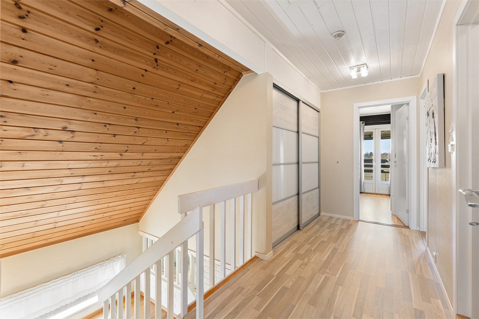 Trappegang i andre etasje med skyvedørsgarderobe for ekstra lagring.
