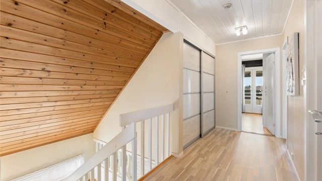 Trappegang i andre etasje med skyvedørsgarderobe for ekstra lagring.