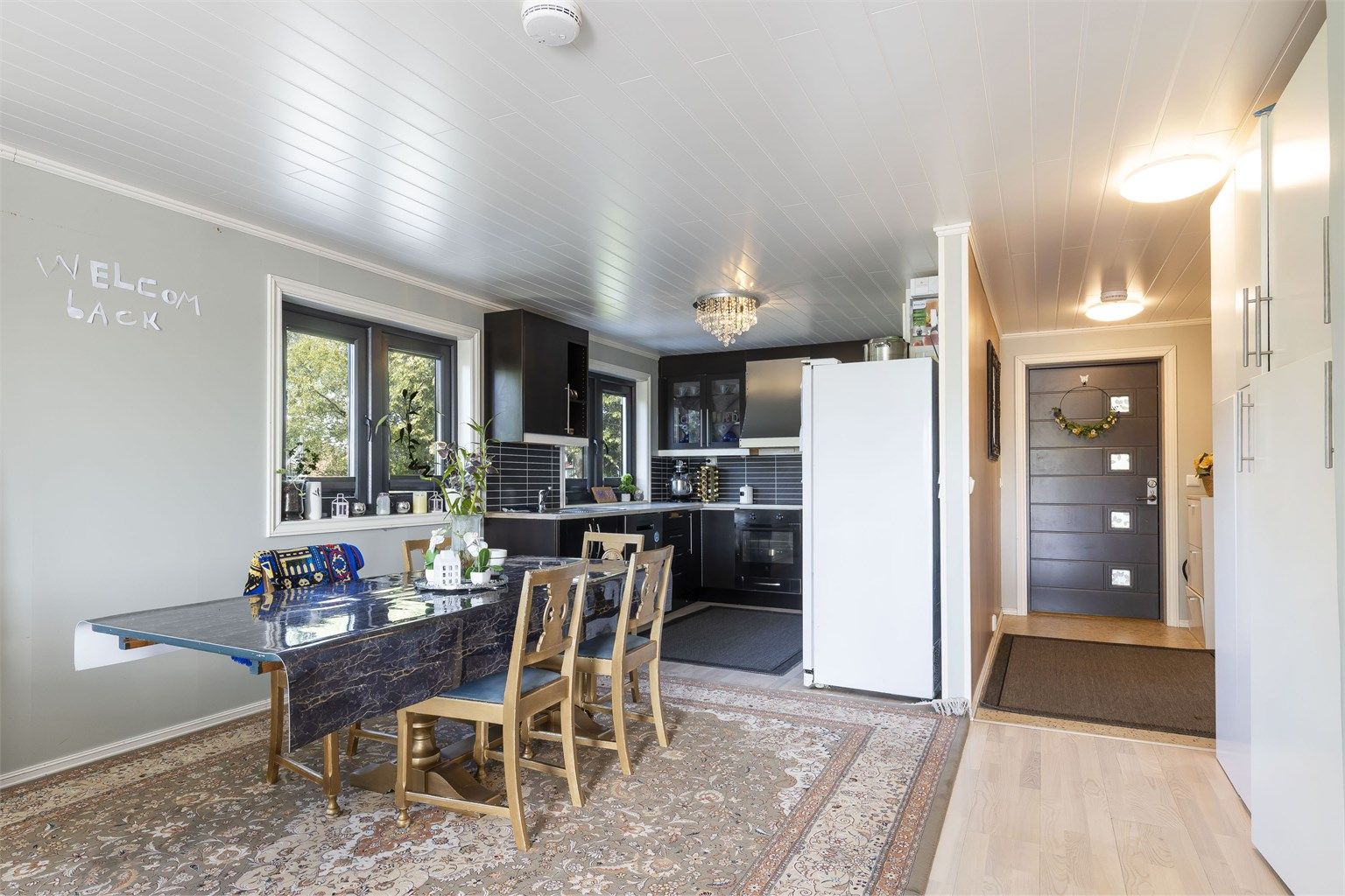 Kjøkkenet har integrert ovn, platetopp og avtrekksvifte. Det er etablert komfyrvakt. Nisje for oppvaskmaskin. Frittstående kjøleskap. 