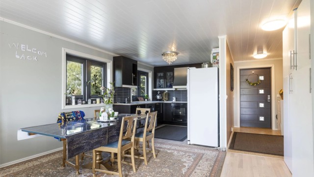 Kjøkkenet har integrert ovn, platetopp og avtrekksvifte. Det er etablert komfyrvakt. Nisje for oppvaskmaskin. Frittstående kjøleskap.