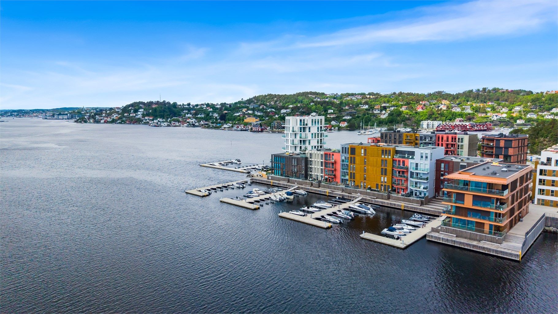 Leiligheten disponerer egen garasjeplass med elbillader og en ekstern bod i underetasjen.