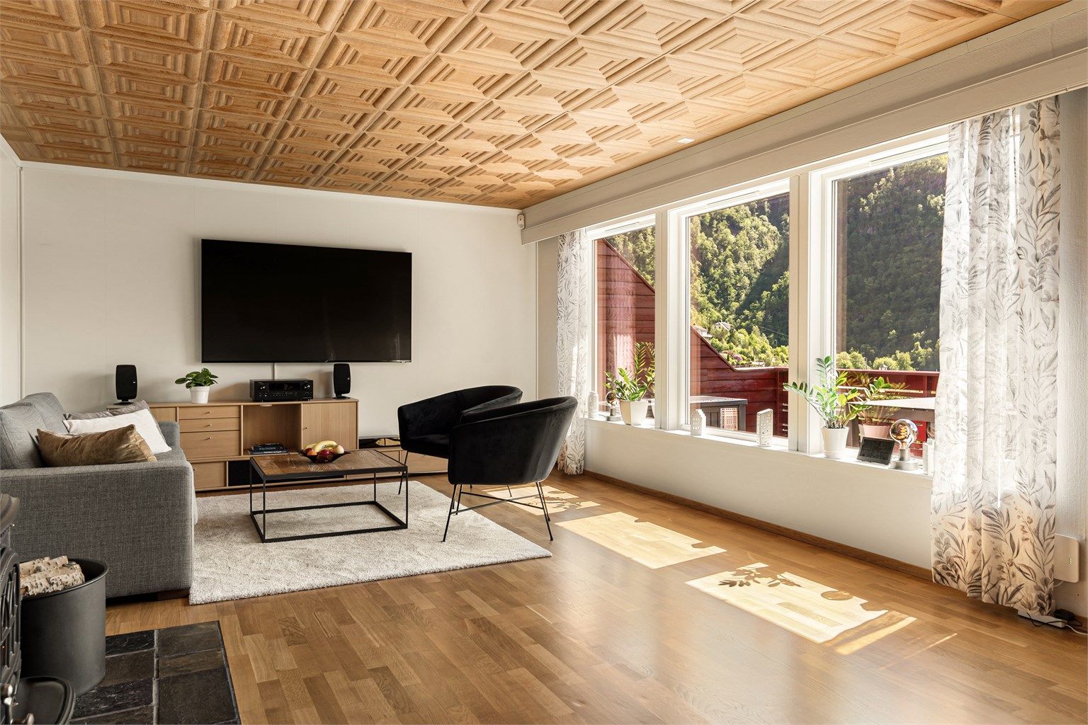 Stuen er lys og luftig med god plass til sofagruppe, spisebord og annet ønsket møblement.