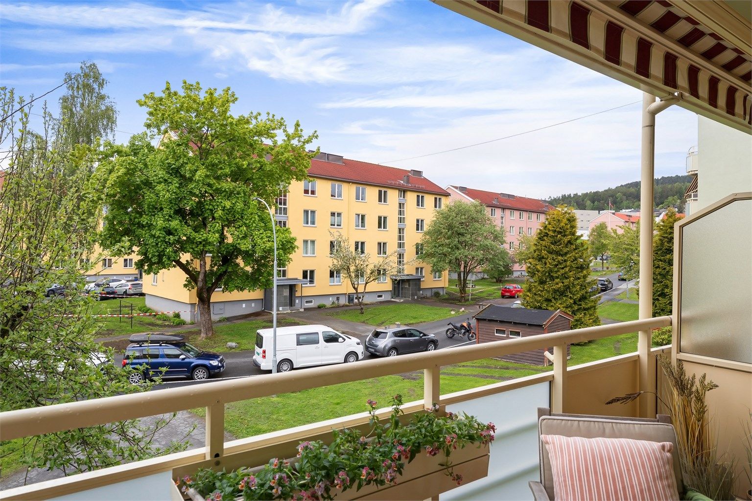 Grønt og pent område rundt blokkene, litt som å bo på landet i byen. Mange fine turstier i nærområdet