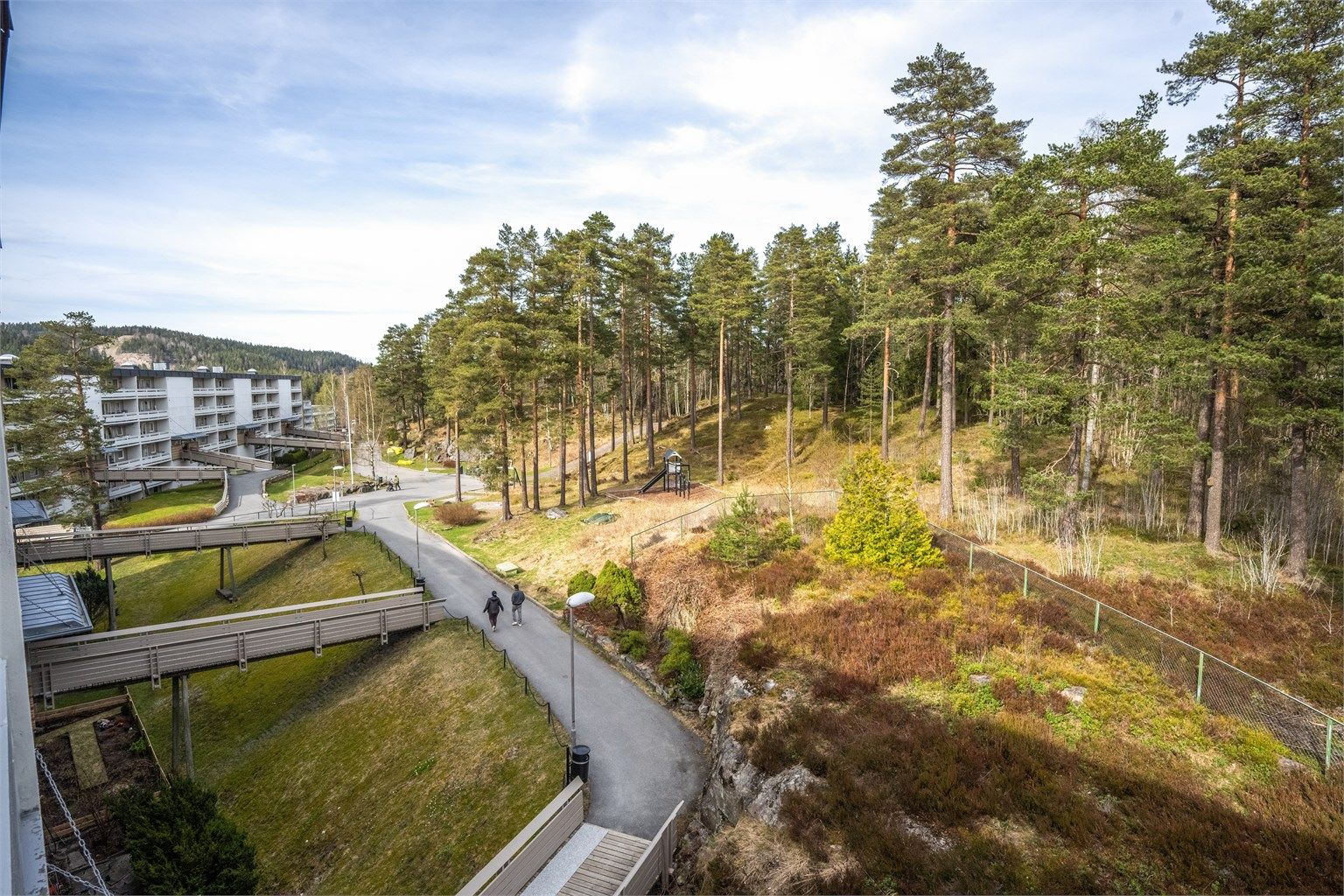 Fra leiligheten ser man ned på de skjermede og barnevennlige fellesområdene.
