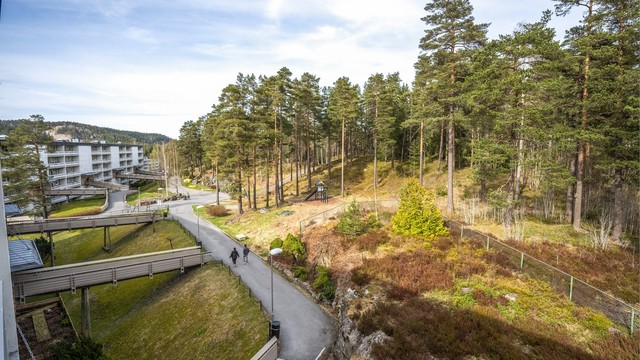 Fra leiligheten ser man ned på de skjermede og barnevennlige fellesområdene.