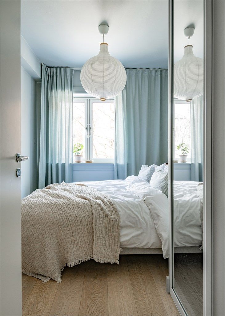 Lyst og innbydende soverom med store vindusflater som slipper inn rikelig med dagslys. Plass til dobbeltseng og praktisk garderobeløsning med speildører.