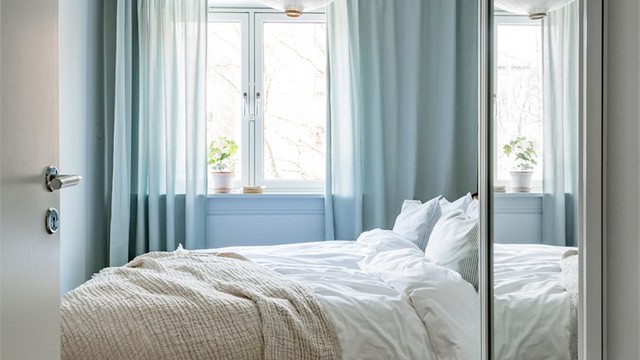 Lyst og innbydende soverom med store vindusflater som slipper inn rikelig med dagslys. Plass til dobbeltseng og praktisk garderobeløsning med speildører.