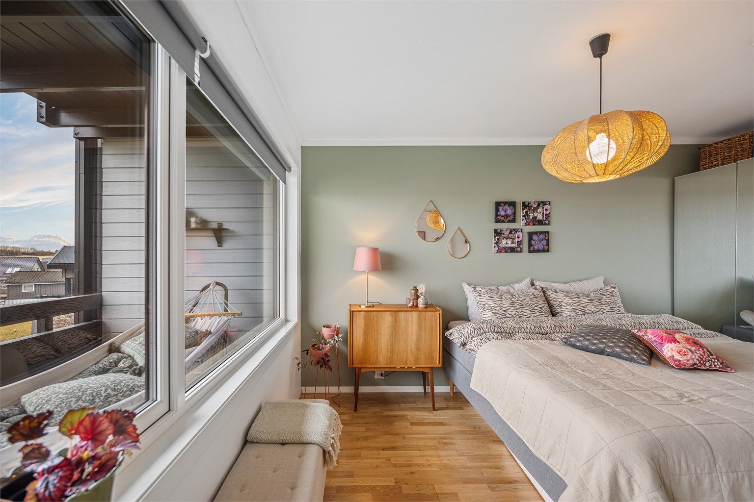 Soverom er av god størrelse med plass til stor seng, nattbord og ekstra kommoder om ønskelig. 