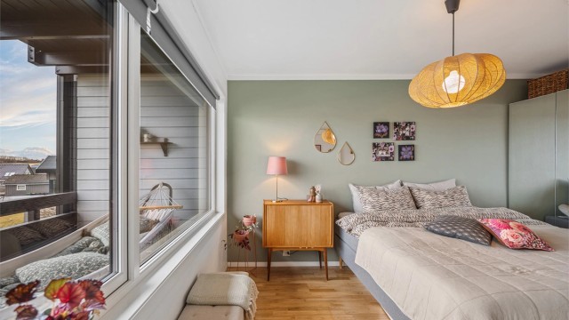 Soverom er av god størrelse med plass til stor seng, nattbord og ekstra kommoder om ønskelig.