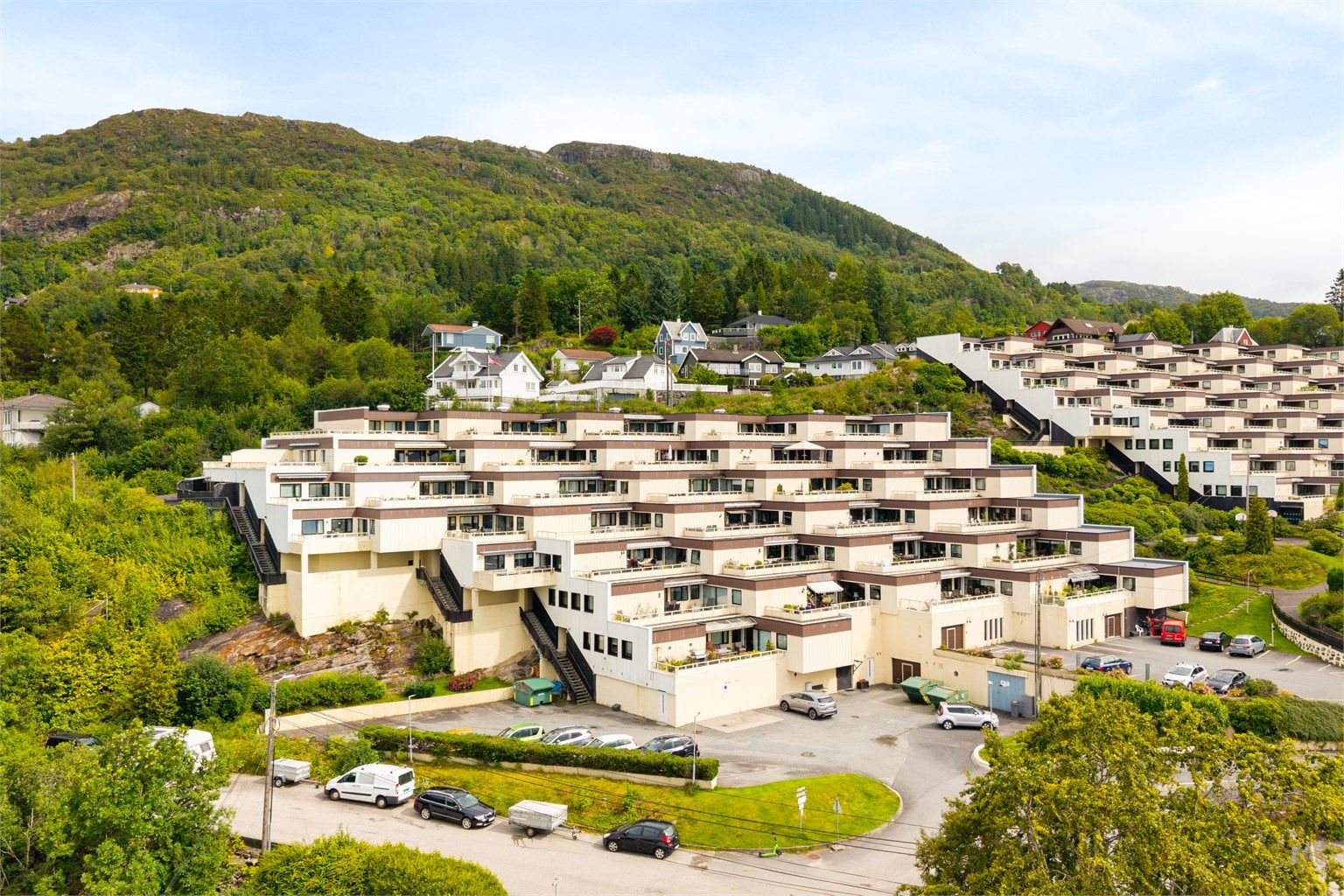 Fra boligen tar det ca. 8 minutter å gå til Rema 1000 Marikollen, Kiwi Toppe, apotek og frisør. Bussholdeplass er få minutters gange unna med hyppige avganger i retning Åsane terminal og videre mot Bergen sentrum.