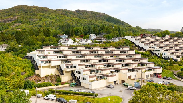 Fra boligen tar det ca. 8 minutter å gå til Rema 1000 Marikollen, Kiwi Toppe, apotek og frisør. Bussholdeplass er få minutters gange unna med hyppige avganger i retning Åsane terminal og videre mot Bergen sentrum.