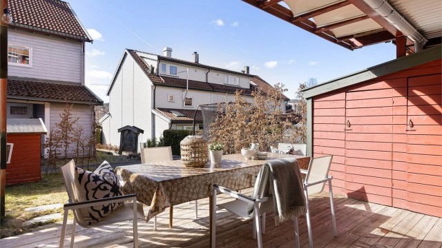Delvis overbygget markterrasse som vender mot sørvest