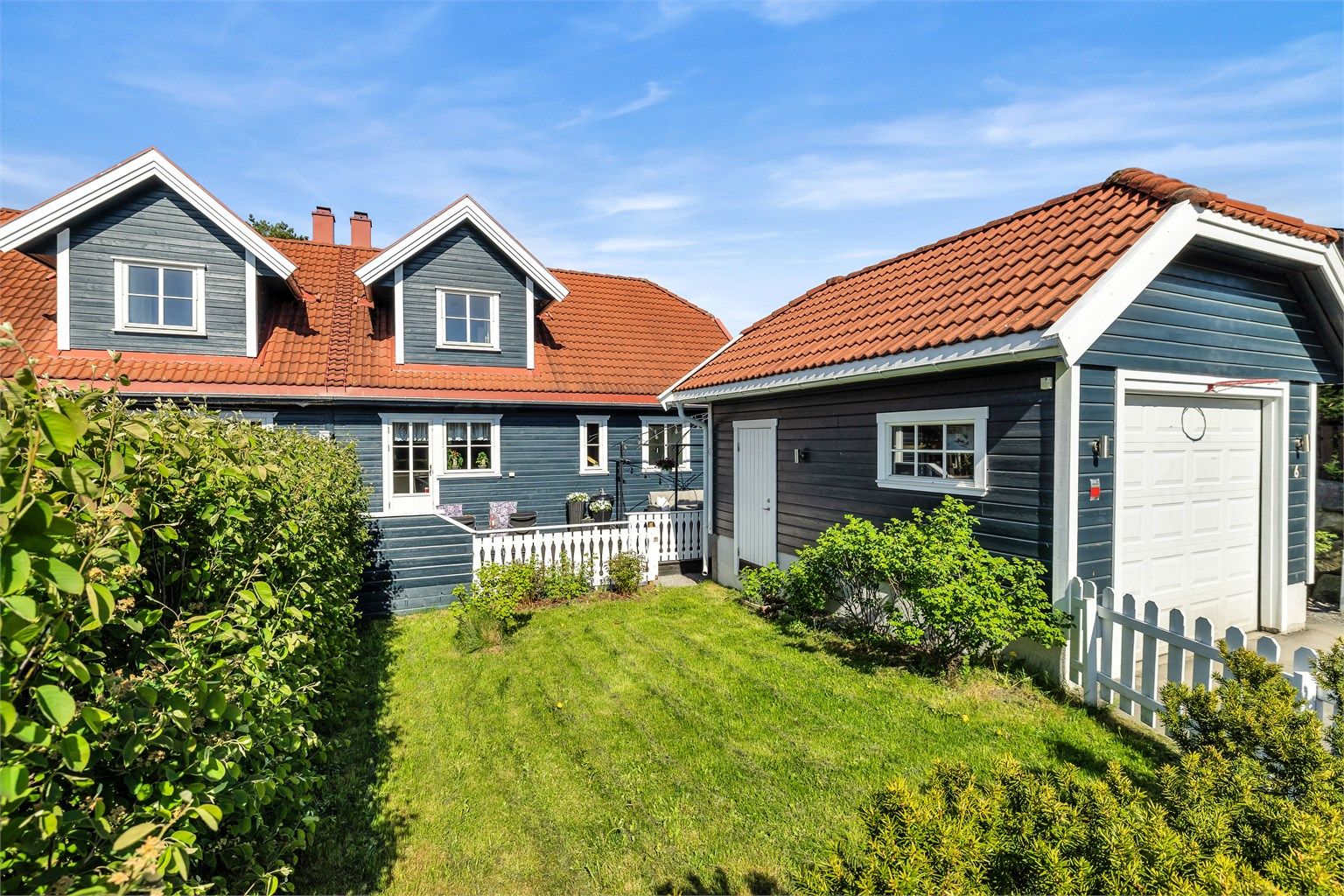 Sjarmerende bolig med hage og garasje i idylliske omgivelser.