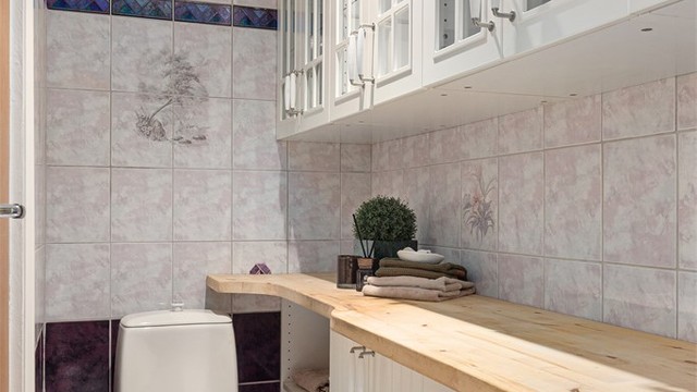 Badet har flislagt gulv med etablert gulvvarme. Det gjøres oppmerksom på at det vannbårne gulvvarmeanlegget er vurdert til TG3 grunnet en ikke lokalisert lekkasje og ikke kan benyttes før forholdet er utbedret.