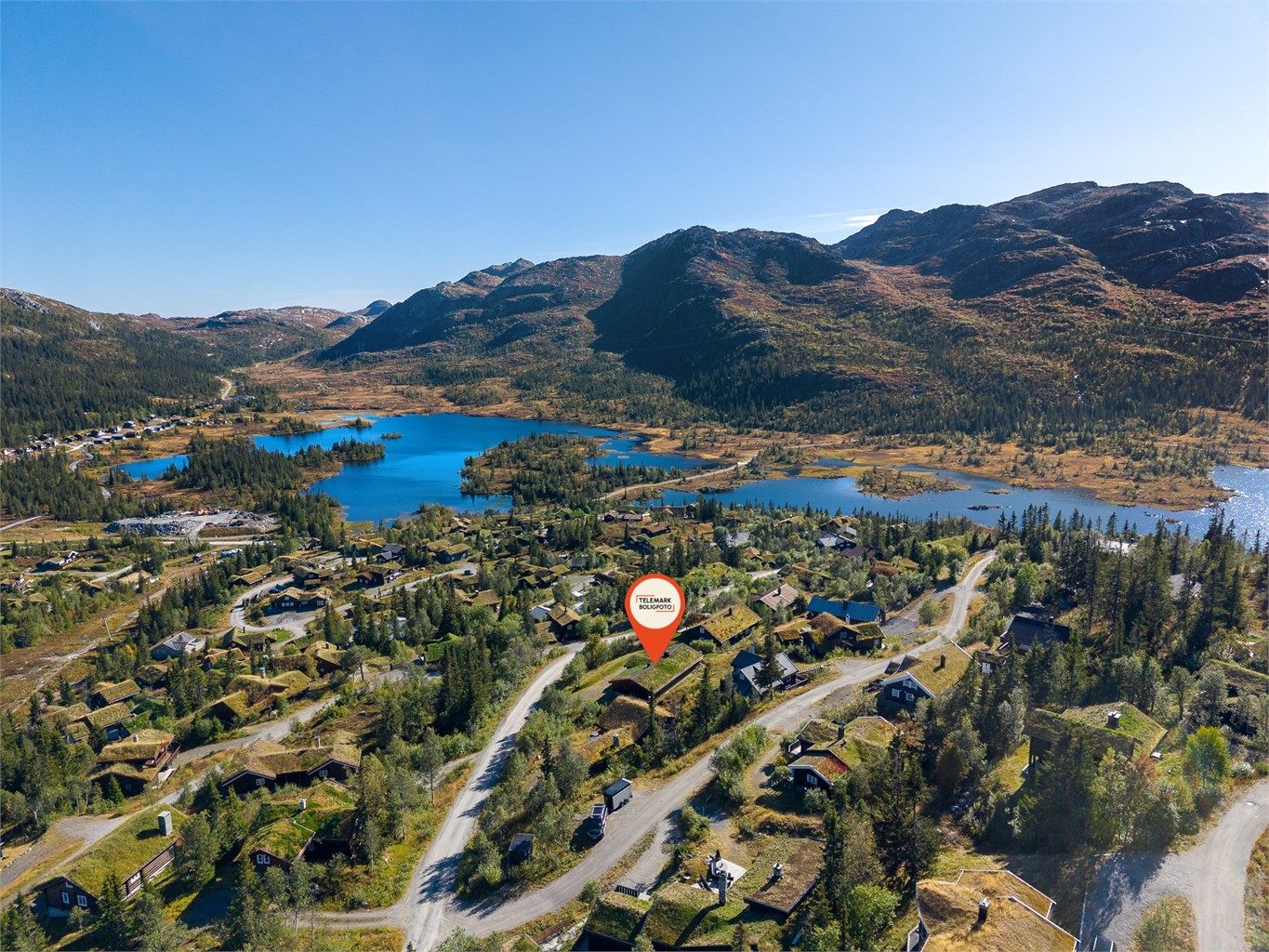 Eiendommen ligger i et veletablert hytteområde med kort vei til vannet.