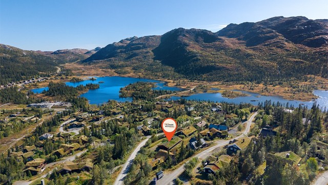 Eiendommen ligger i et veletablert hytteområde med kort vei til vannet.
