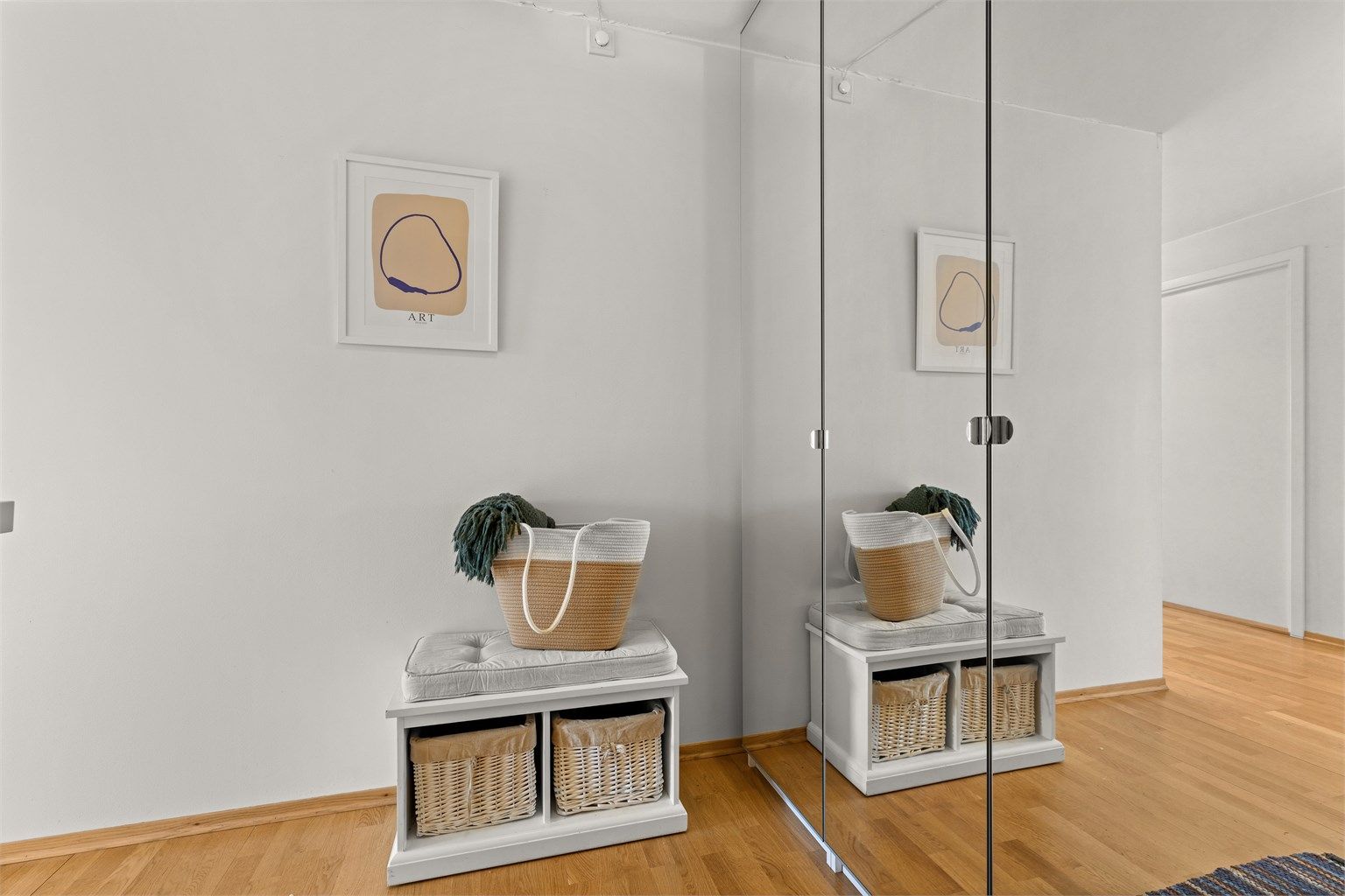 Entrèn har god plass til oppbevaring av yttertøy og sko, og det er satt inn garderobeskap for ytterligere oppbevaring