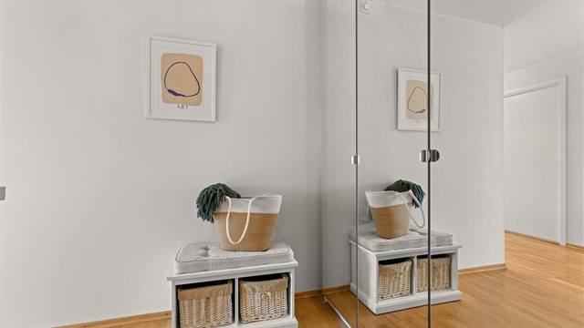 Entrèn har god plass til oppbevaring av yttertøy og sko, og det er satt inn garderobeskap for ytterligere oppbevaring