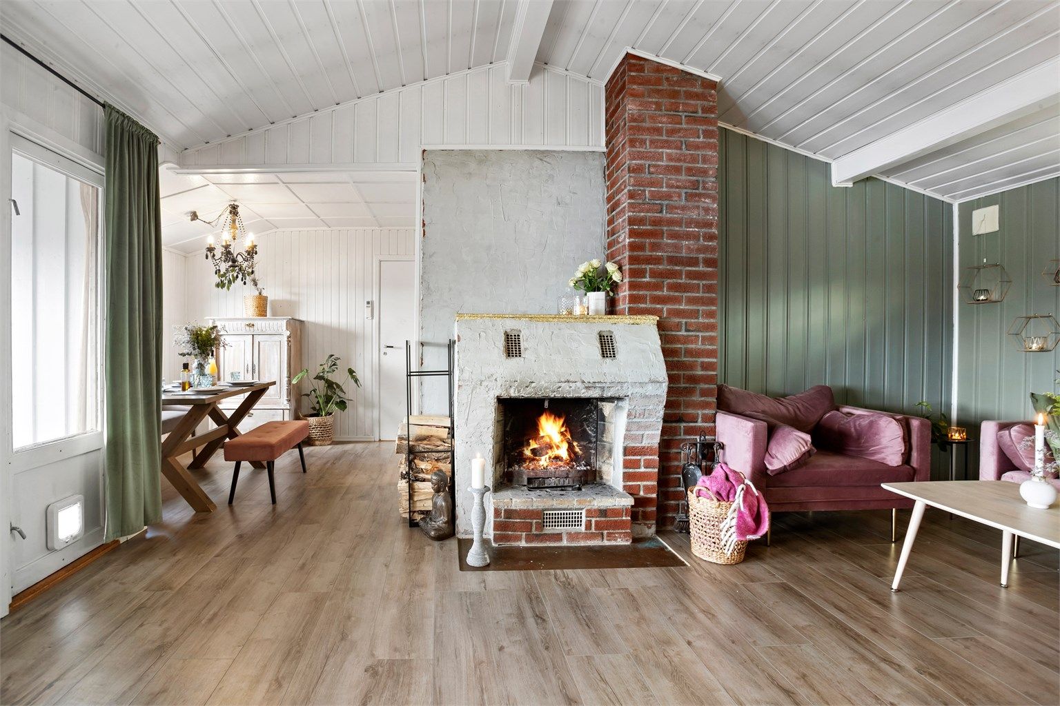 Stue/spisestue danner et sosialt allrom, med nylagt laminatgulv i hoveddelen.