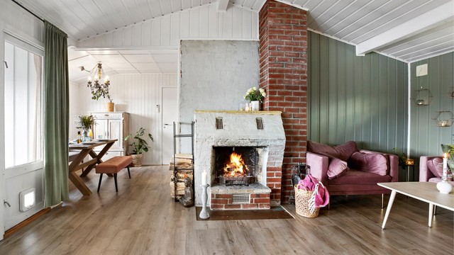 Stue/spisestue danner et sosialt allrom, med nylagt laminatgulv i hoveddelen.