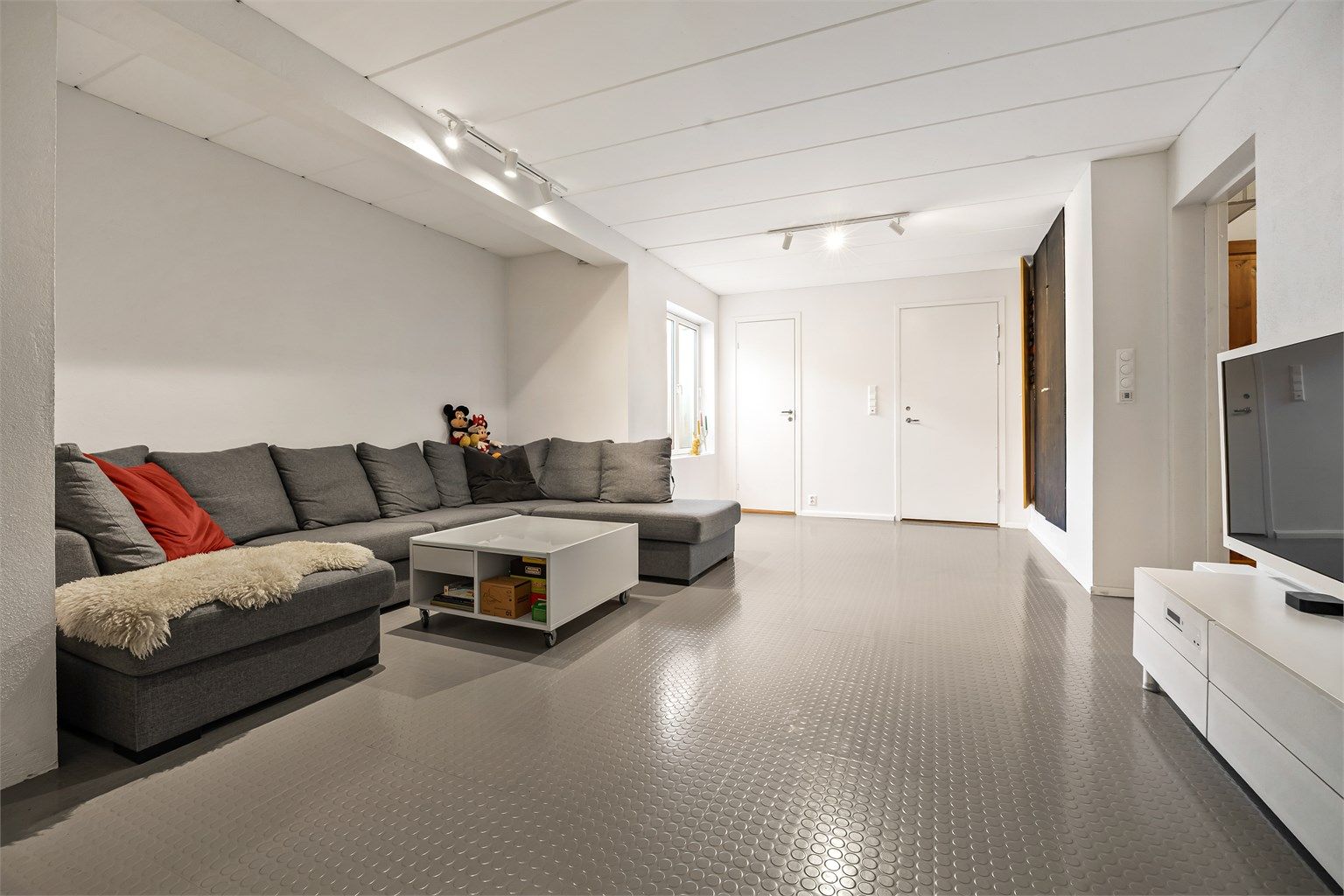 Kjellerstuen er et allsidig rom med gulvvarme. Perfekt som TV-stue eller lekerom.