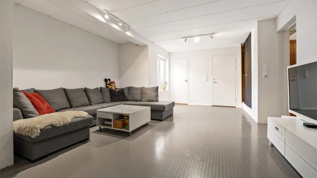 Kjellerstuen er et allsidig rom med gulvvarme. Perfekt som TV-stue eller lekerom.