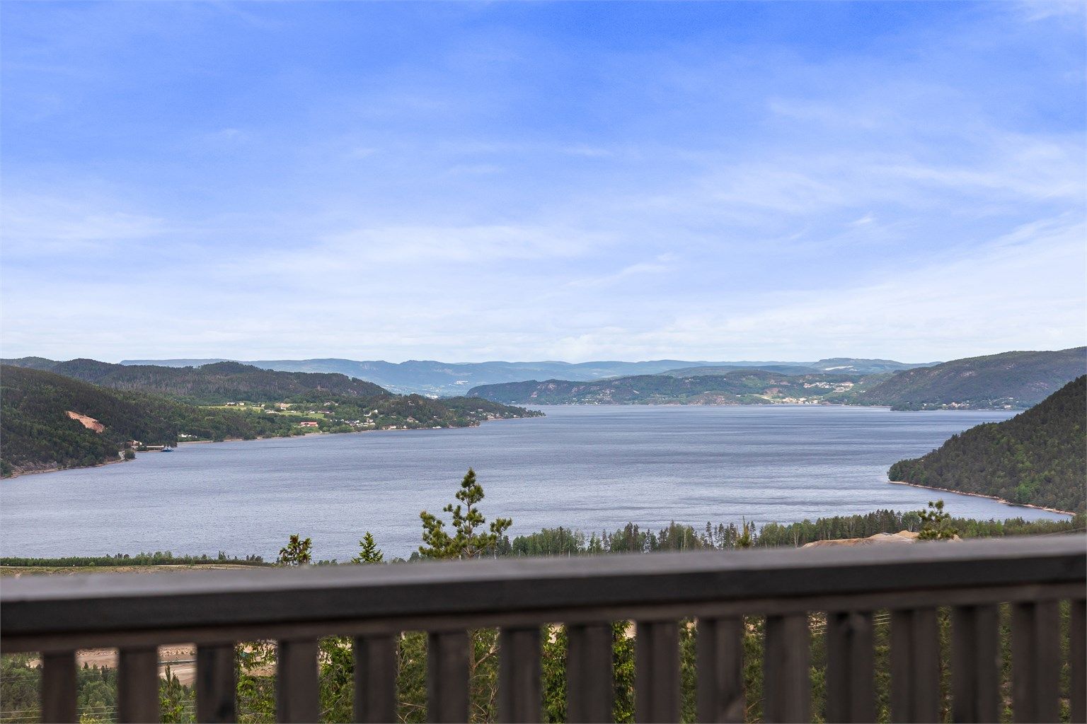 Det er en fantastisk fjordutsikt og meget gode solforhold fra takterrasse, men også balkongen utenfor stuen