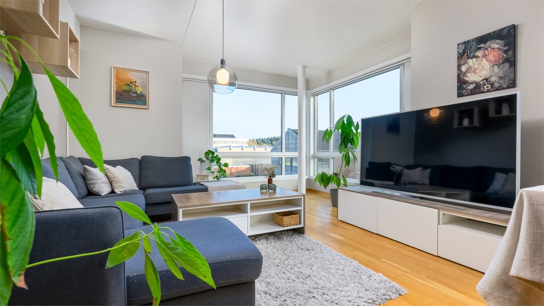 Stuen har god plass til en romslig sofagruppe og TV-møblement.